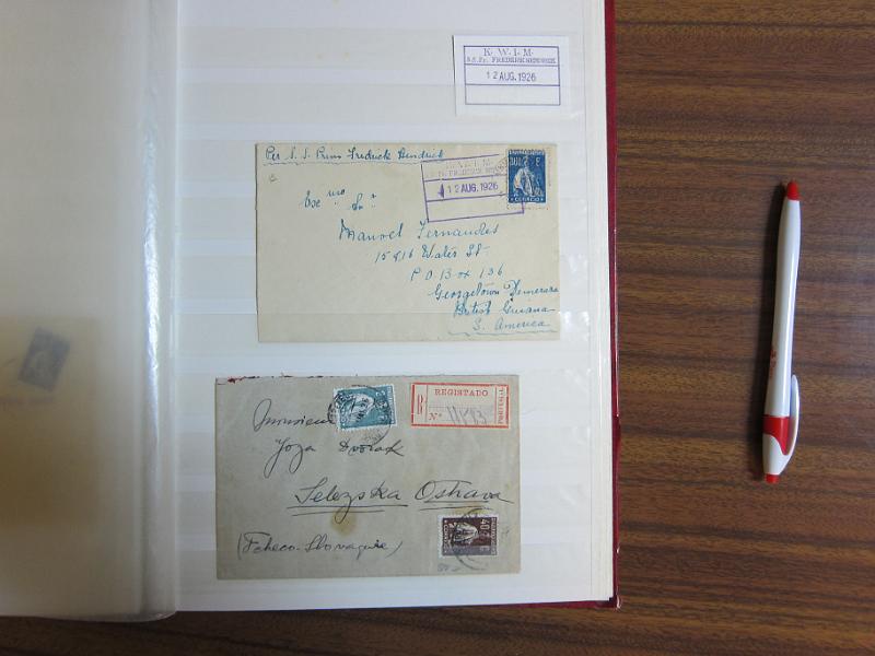 0007 (53).JPG -     Lote:    7      Ceres      Lotes Especiais       Descrição:         1924/26 &mdash; Ceres. Novas taxas e cores. Colecção em classificador, com selos novos e usados, simples e em múltiplos. Série em quadras, Variedades de clichés e erros. Inclui 7 provas e 37 exemplares, entre cartas e postais ilustrados, em todas as taxas, com excepção dos valores de 10E e 20E. 95% dos selos novos em excelente estado sem sinal de charneira. Todas as cartas de grande qualidade e em bom estado de conservação. Acompanham muitos desenhos de autoria de Eduardo Silva. Valor de catálogo dos selos novos de &euro; 32.000,00.        Lote       Valor Base:     &euro; 8.000,00     Valor Venda:     &euro; 8.000,00     